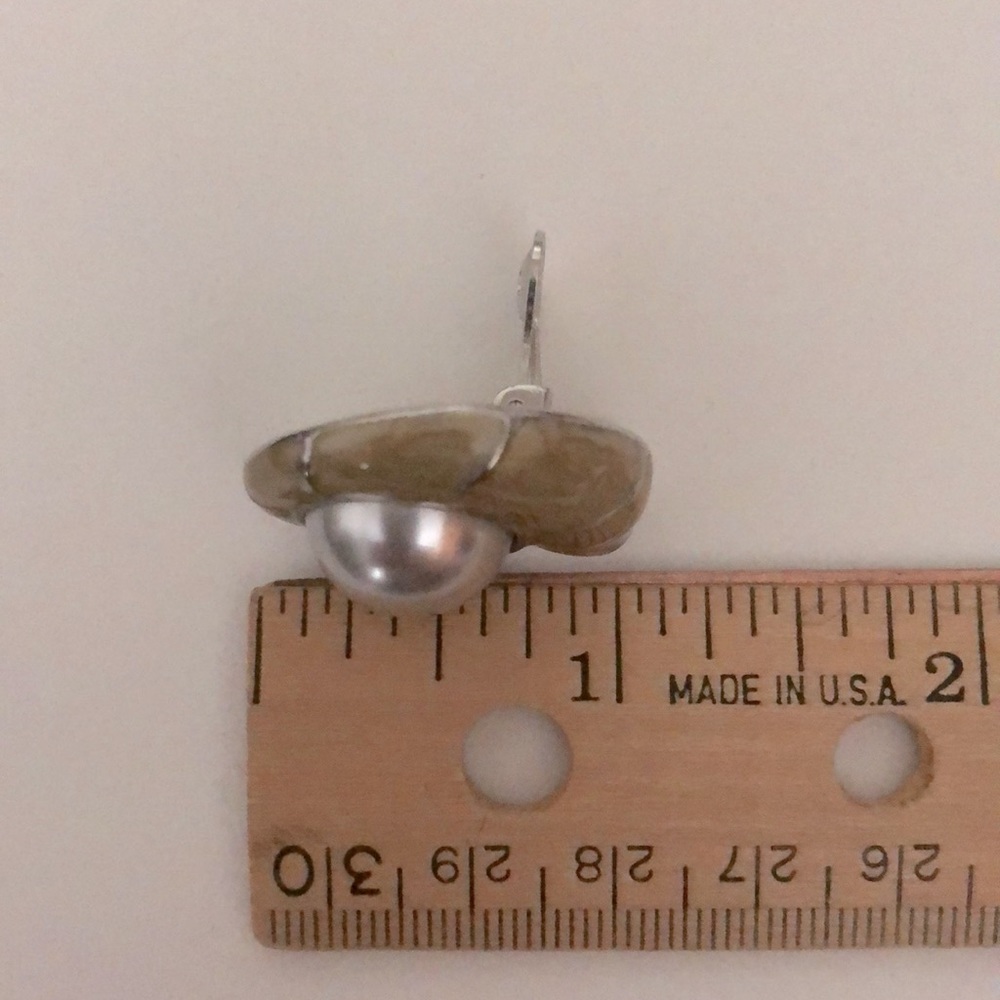 Beige Shell-looking Clip-on Earrings with Silver Ball - Picture 4 of 4